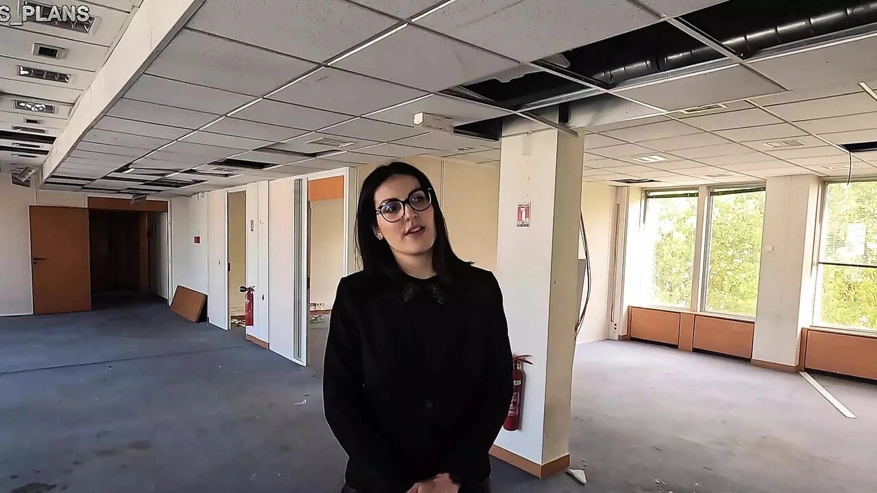 Horny Real Estate Agent Cheats on Boyfriend Gets Anal Fucked by Fake Client Scam